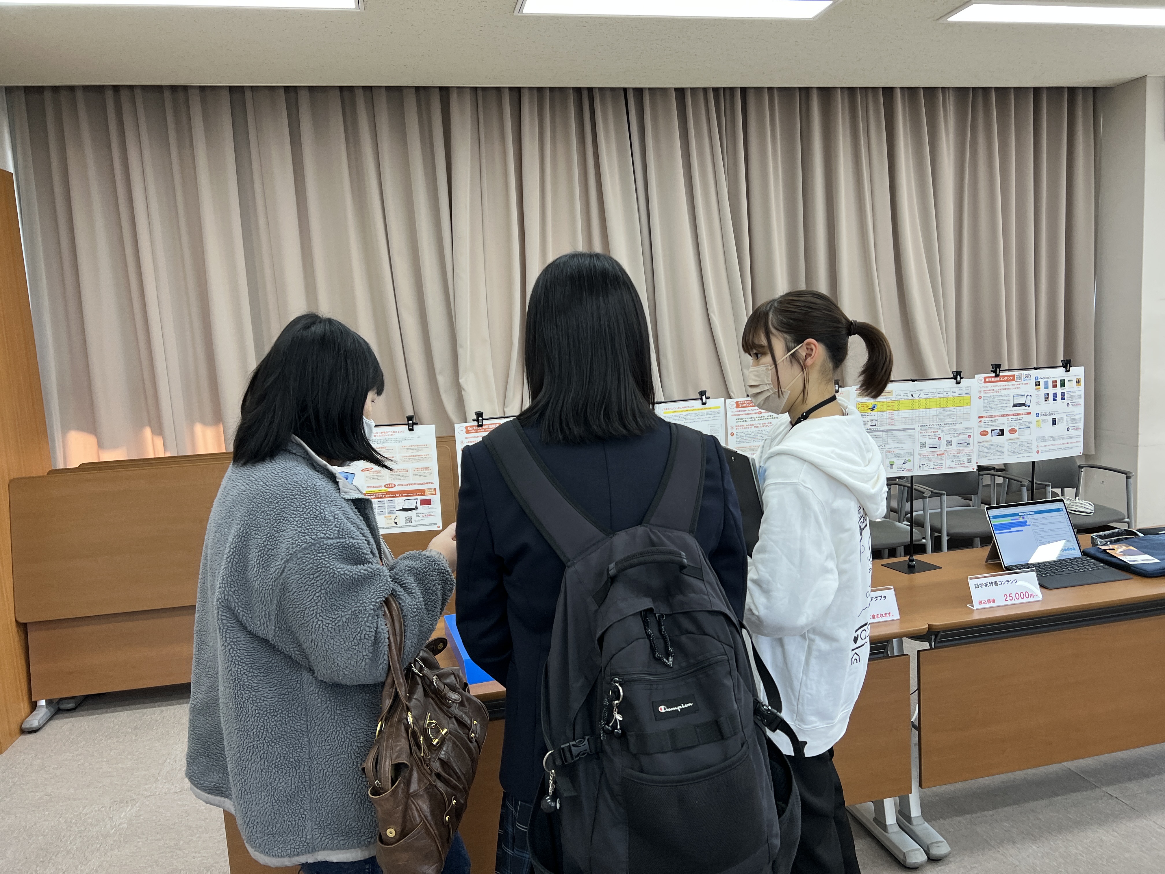 愛知教育大学の先輩が新入生をサポートする写真